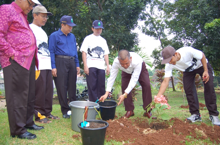 Hari Bumi, UIN Walisongo Tanam Pohon Bersama