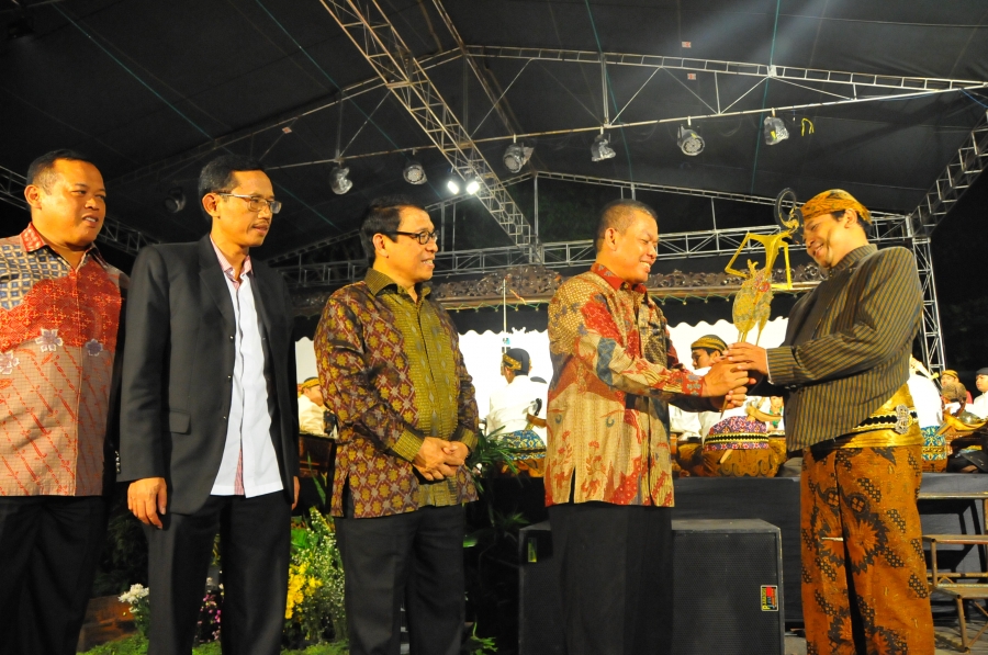 Lestarikan Budaya Jawa, UIN Walisongo Gelar Wayang Kulit