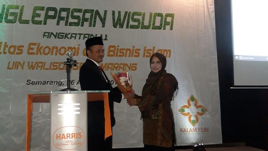 Di Akhir Kepemimpinan, Dekan FEBI Dapat Kejutan Saat Acara Penglepasan Wisuda