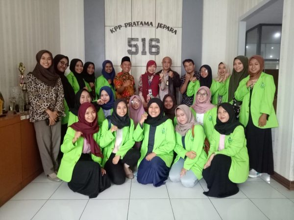 Bermarkas di Rumah Dinas KPP Pratama Jepara, 20 Mahasiswa Akuntansi Syariah Membantu Masyarakat dalam Melaporkan SPT Tahun 2019
