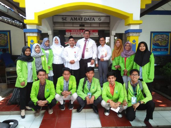 11 Mahasiswa Akuntansi Syariah Bantu Masyarakat Kabupaten Kendal melaporkan SPT di KP2KP Kendal