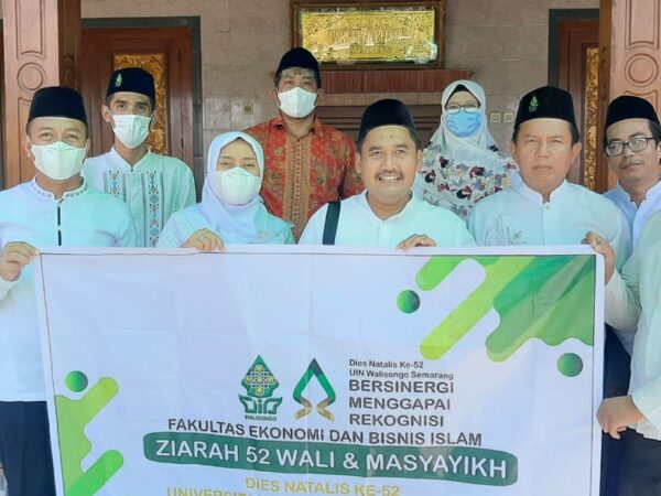 Sambut Dies Natalies ke-52 Pimpinan FEBI UIN Walisongo Semarang Melakukan Ziarah 52 Wali dan Masyayikh