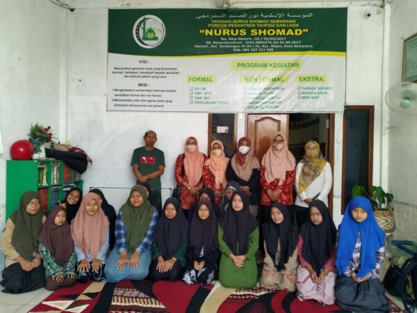 Dharmawanita Persatuan FEBI UIN Walisongo Semarang Berikan Santunan ke Panti Asuhan Nurus Shomad