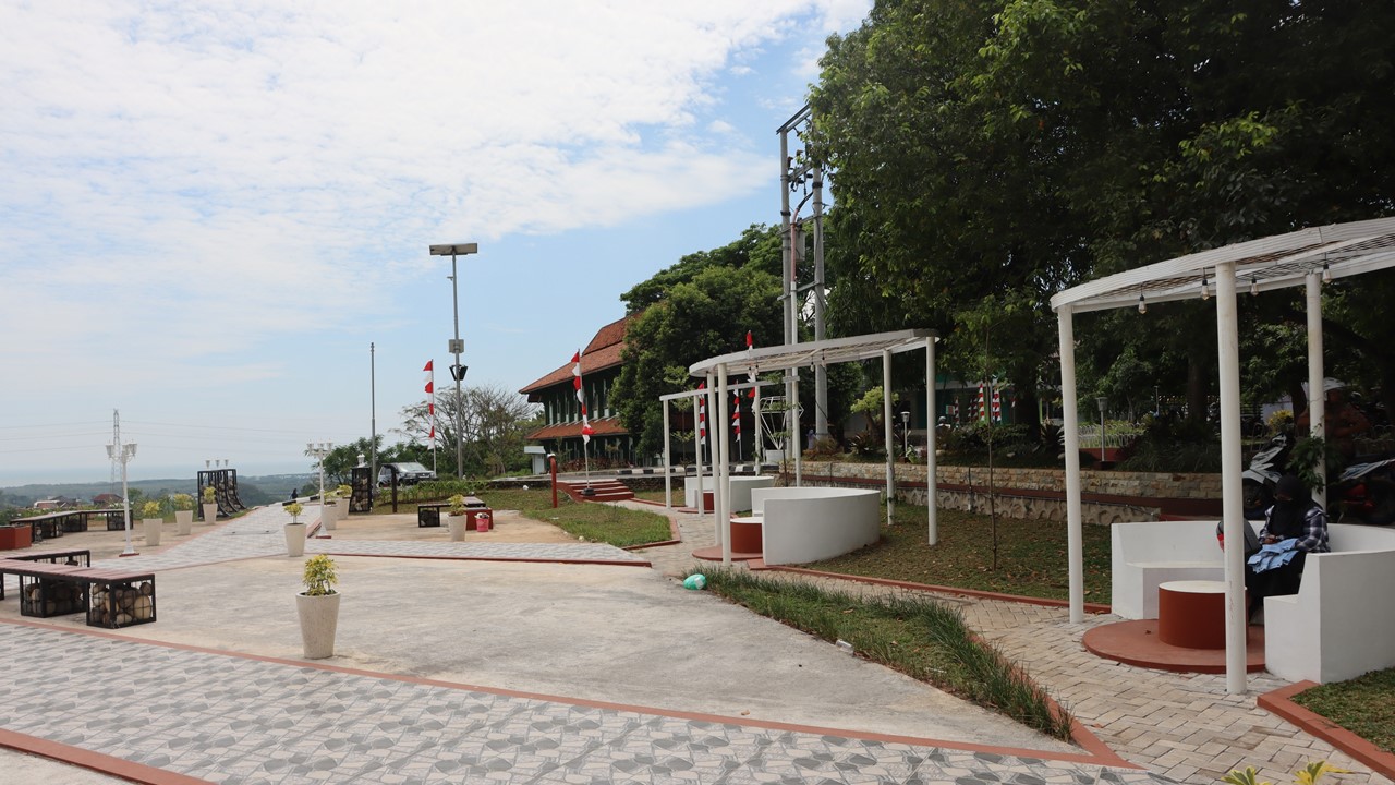 TAMAN DISKUSI TERBUKA