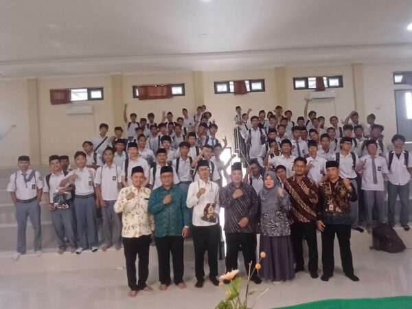 Road Show FEBI UIN WALISONGO Semarang di MAN Buntet Pesantren Kab. Cirebon