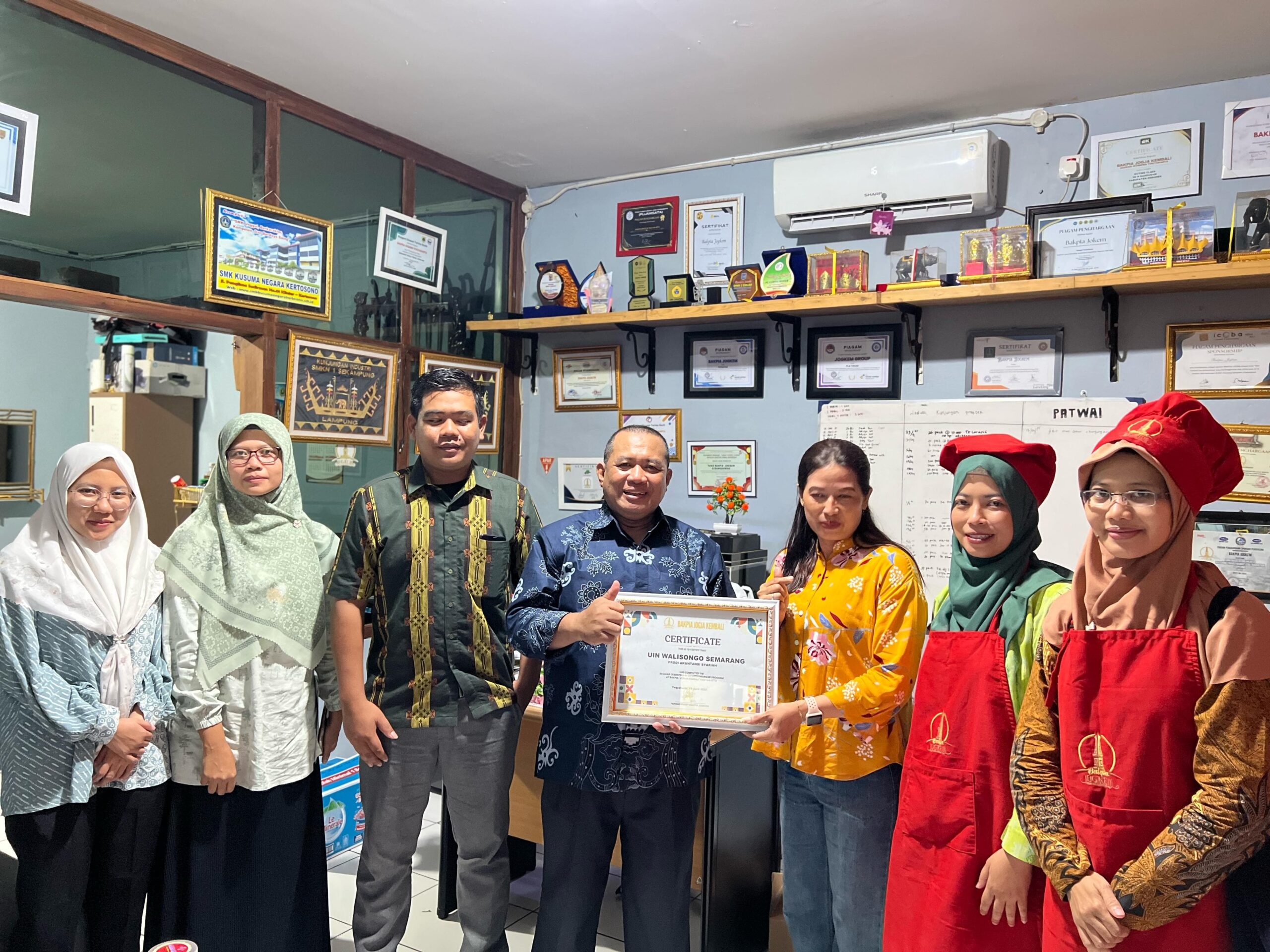 Kunjungan Edukatif dan Lezat: Mahasiswa Akuntansi Syariah UIN Walisongo Dalami Dunia UMKM di Bakpia Jogkem Kunjungan Edukatif dan Lezat: Mahasiswa Akuntansi Syariah UIN Walisongo Dalami Dunia UMKM di Bakpia Jogkem