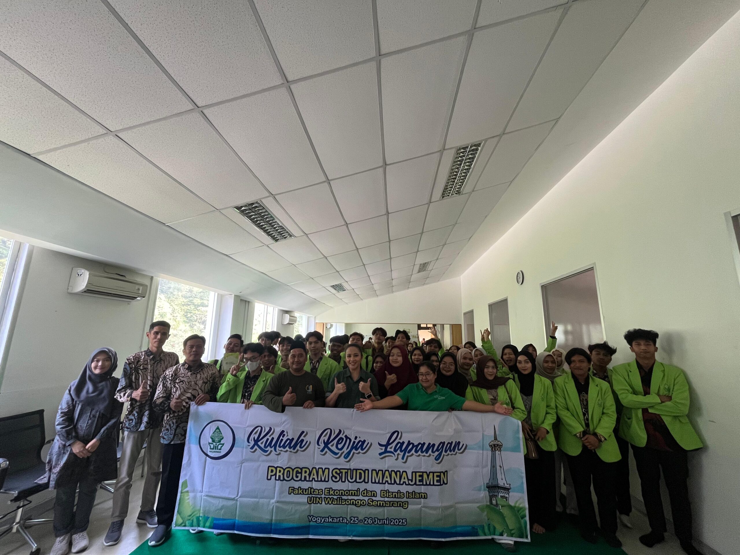 Mahasiswa Prodi Manajemen FEBI UIN Walisongo Semarang Laksanakan Kuliah Kerja Lapangan (KKL)  di Perusahaan Multinasional dan Industri Kreatif