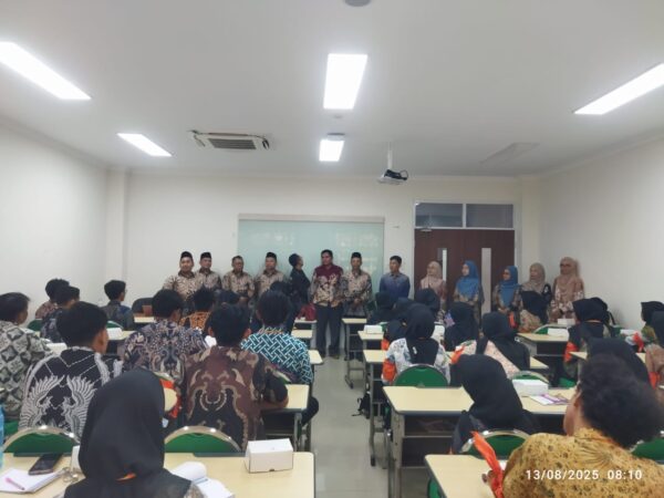 Day 2 PBAK FEBI 2025: Mahasiswa Baru Memperkuat Kebersamaan dan Mengenal Jajaran Dosen