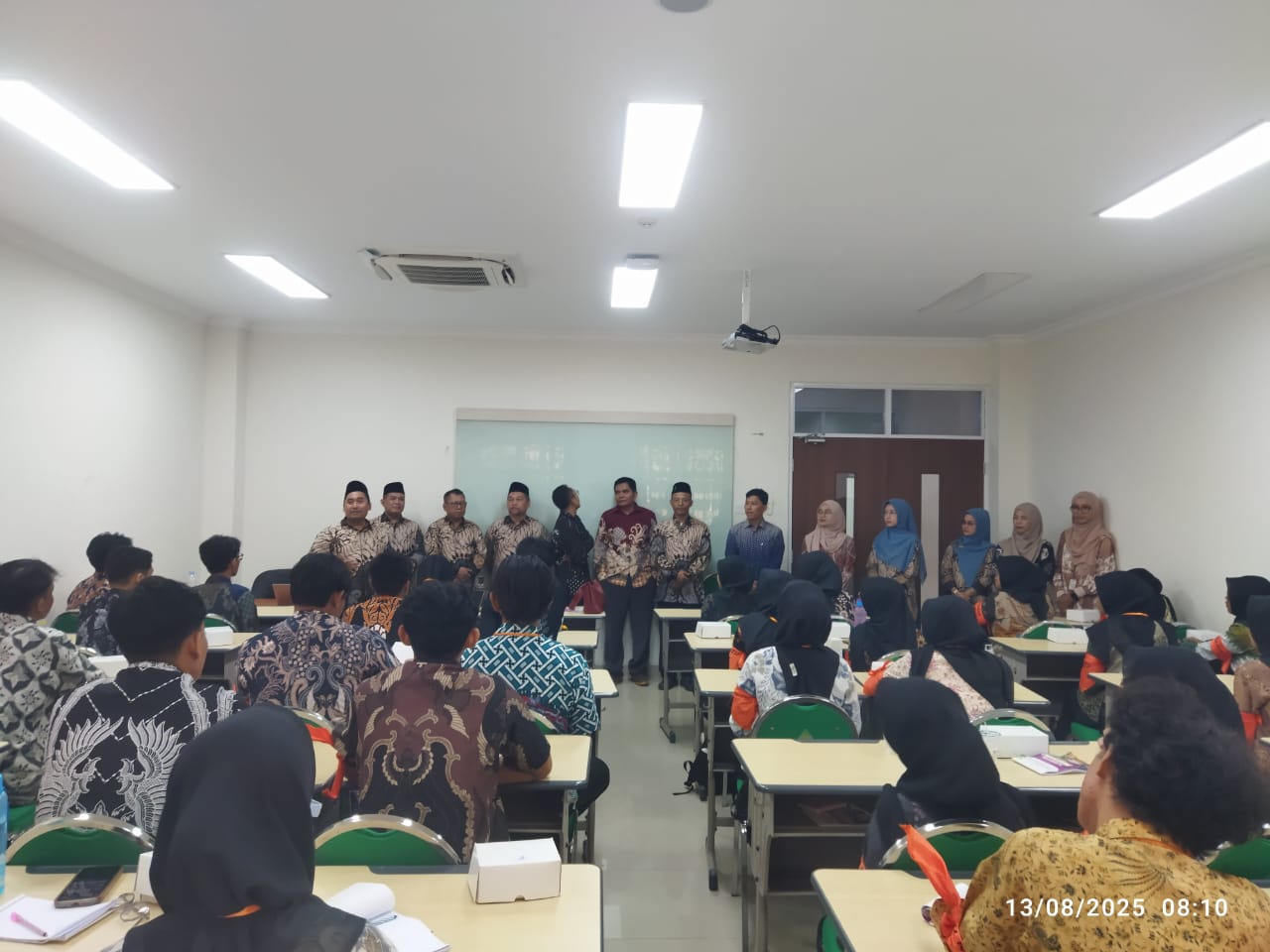 Day 2 PBAK FEBI 2025: Mahasiswa Baru Memperkuat Kebersamaan dan Mengenal Jajaran Dosen