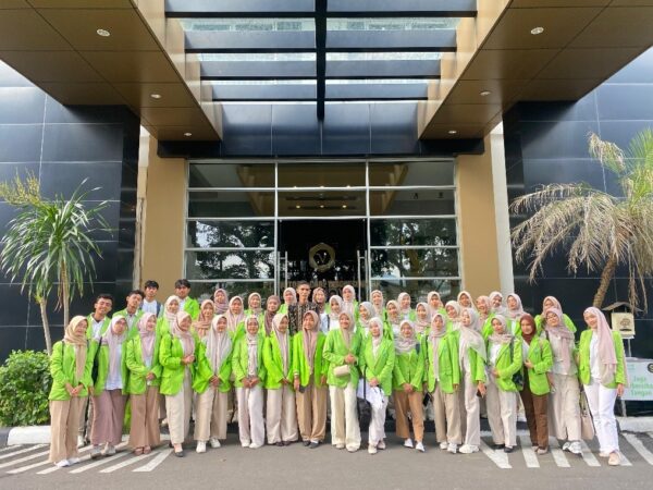 From Campus to Industry : 41 Mahasiswa Manajemen UIN Walisongo Dalami Inovasi Pemasaran di Pabrik Herborist (PT Victoria Care)