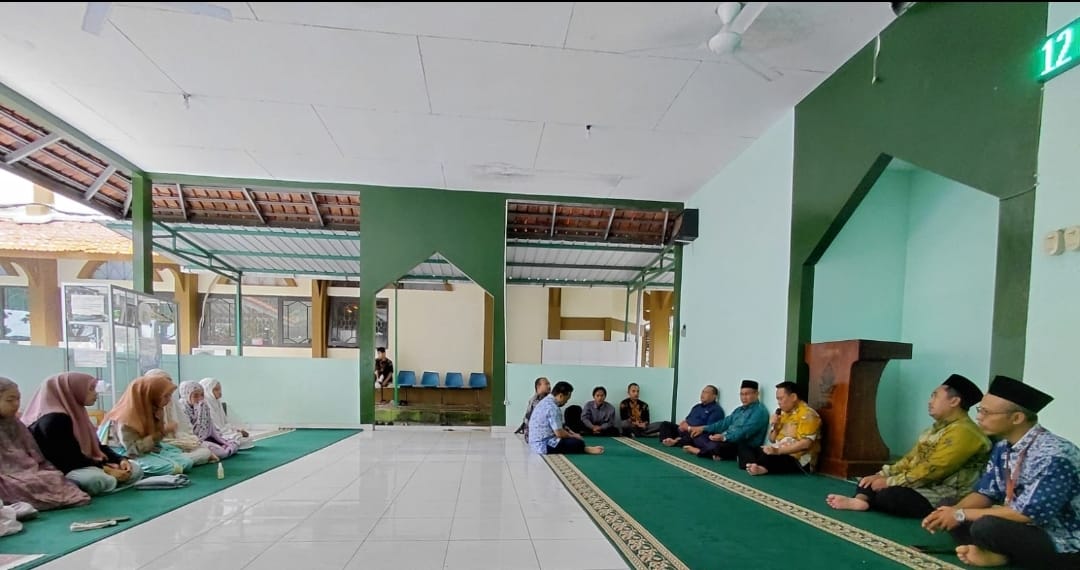 FEBI Gelar Shalat Ghoib dan Doa Bersama atas Wafatnya Mahasiswa KKN di Singorojo Kendal