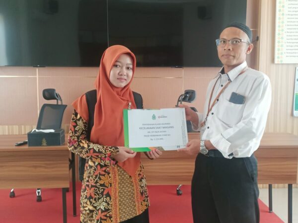 FEBI UIN Walisongo Serahkan Klaim Asuransi Kecelakaan Mahasiswa Magang