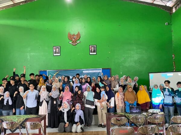 Prodi Perbankan Syariah beserta Himpuna Mahasiswa Jurusan Gelar Pengabdian Masyarakat “IB Care: Literasi dan Inklusi Keuangan Syariah” di Desa Kliris Kendal