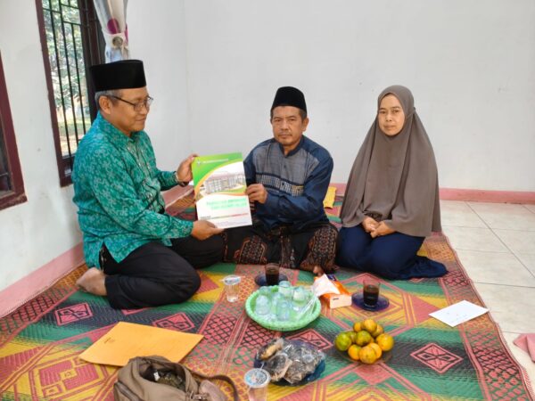 FEBI Sampaikan Santunan Mahasiswa Meninggal