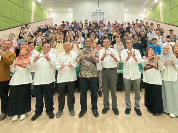 Bukan Sekadar Angka: FEBI UIN Walisongo Gelar Studium General, Membongkar Mitos Pertumbuhan di Tengah Dominasi Oligarki